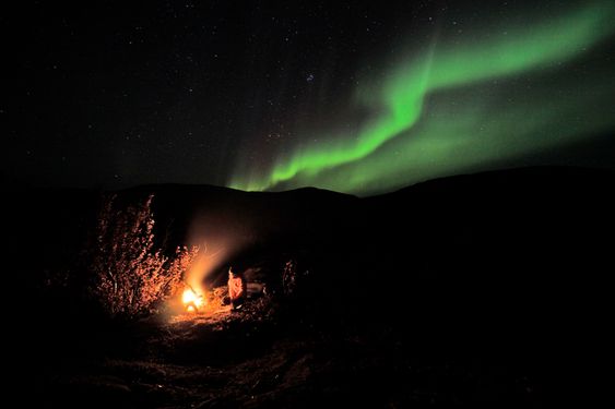 «Bålkos under nordlyset».