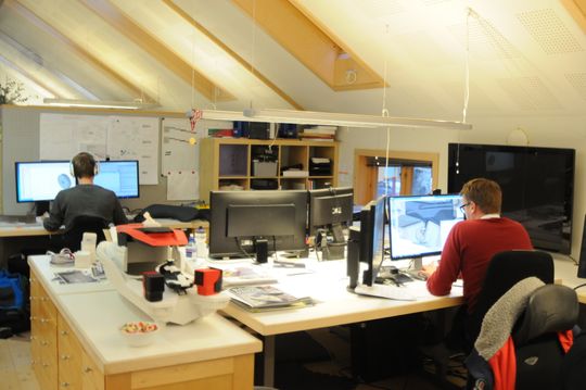 I de lyse lokalene står monitorene praktisk talt i kø, mens stadig nye DAK-skisser tar form. Eker Design har 30 ansatte, og mange av dem må også takle mer analoge og praktiske oppgaver enn dette.