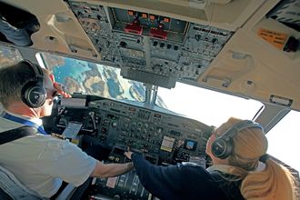 Utflyging fra rullebane 22 på Brønnøysund lufthavn i en Widerøe DHC-8-100.