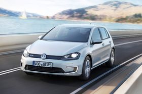 Flere bilprodusenter, som Volkswagen, utvikler elbiler.