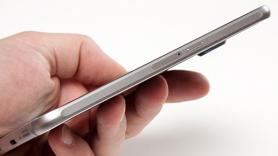 Telefonen har ramme i aluminium, og er rimelig tynn med sine 7 millimeter. 