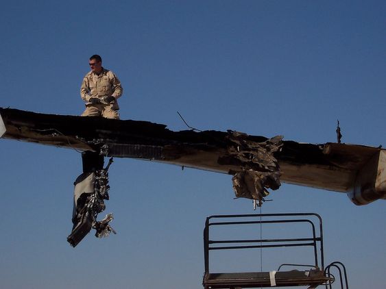 Slik så vingen ut på A300B4-fraktflyet fra DHL som mannskapet utrolig nok klarte å lande igjen i Bagdad for tolv år siden. 