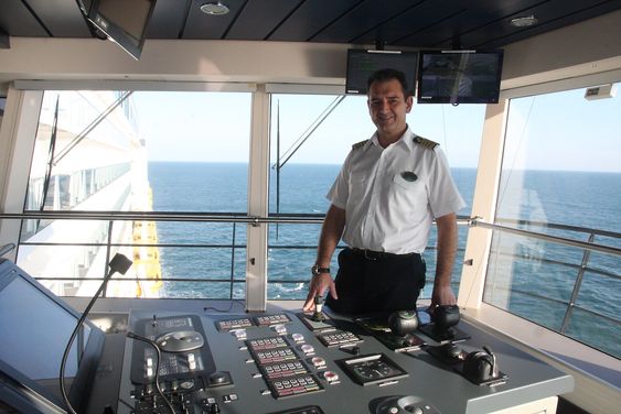 Kaptein Claus Andersen om bord på Anthem of the Seas. RCCLs nestsjef Adam Goldstein håper det blir flere norske kapteiner tilgjengelig som følge av offshorenedgang. 