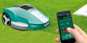 Appstyrt: De store produsentene har kastet seg over mobiltelefonen for å gjøre kontakten med gressklipperroboten bedre, slik som denne årsmodellen fra Bosch 