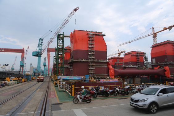 Den halvt nedsenkbare boreriggen Bollsta Dolphin bygges for riggselskapet Dolphin Drilling som eies av Fred Olsen Energy. Riggen bygges ved Hyundai Heavy Industries i Ulsan, Sør-Korea. 