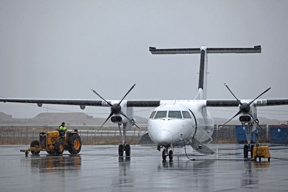Widerøe Dash 8-100-fly på Bodø lufthavn. 