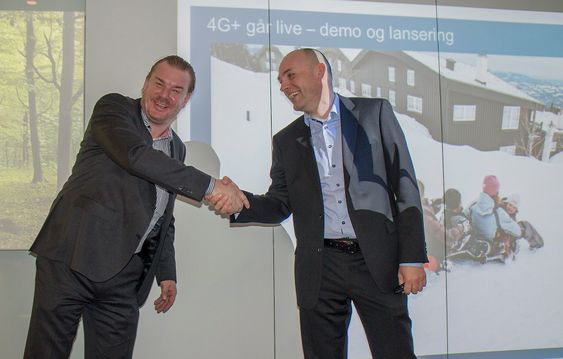 Gratulerer med plussdagen: teknologidirektør Magnus Zetterberg og leder for Telenors mobildivisjon, Bjørn Ivar Moen i Telenor Norge har en god dag på jobben. I dag skrur de på superfart i over 200 kommuner. 