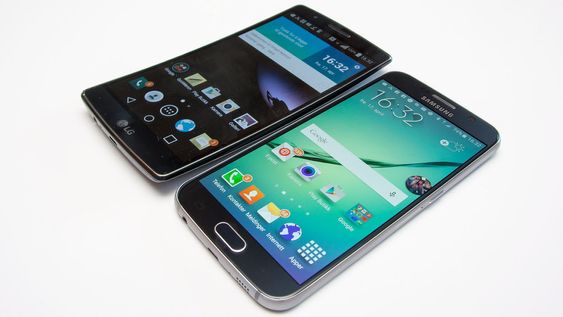 LG G Flex 2 ved siden av Samsung Galaxy S6. 