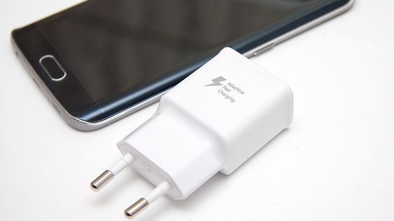 Bruker du laderen som fulgte med telefonen lader du den i en fei.