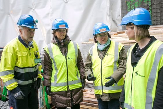 Prosjektleder Trond Bjørgan sammen med byråd for miljø og samferdsel i Oslo, Guri Melby (V), fylkesordfører i Akershus, Annette Solli (H), og ordfører i Bærum Lisbet Hammer Krog (H). 