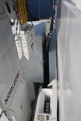 Pluggen på vei ned i "bøtta". Det skal gå på 30 sekunder fra skipet legger til kai og lading er i gang.