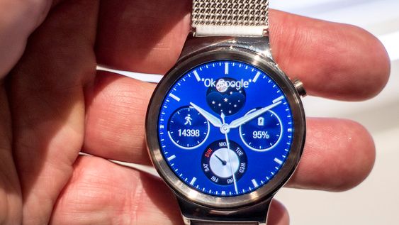 Elegant: Vi har ikke sett en mer elegant smartklokke enn Huawei Watch. Den høyoppløselige AMOLED-skjermen gjør at klokkefronten ser veldig ekte ut og bruken av metall forsterker inntrykket.  