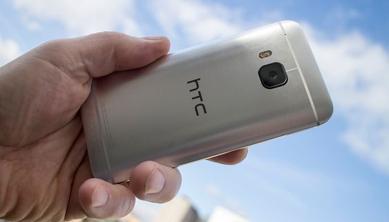 Metall: Det som kasnkje imponerer mest med  HTC One M9 er kanskje at hele baksiden og siden er frest ut av et stykke aluminium. Det gir både stil og styrke. 