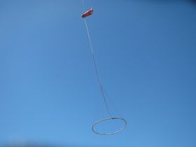 Ship Arrestor henger under helikopteret på vei ut til havaristen. Bilden er fra "factory acceptance test" - det vil si der Miko Marin skal godkjenne leveransen fra produsenten i New Zealand.