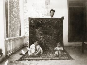 Familien Lærum levde i luksus i den iranske hovedstaden, og fikk en forkjærlighet for håndknyttede, persiske tepper. 