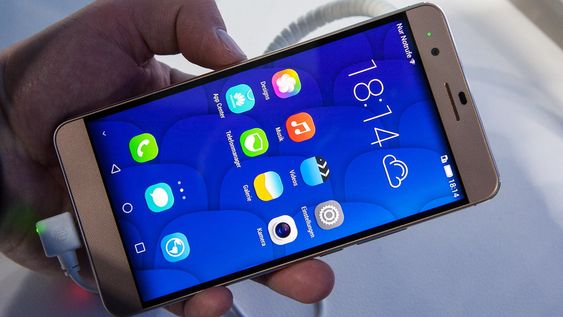 Menysystemet er Huaweis Emotion UI 3.0. Telefonen er i glass og metall.