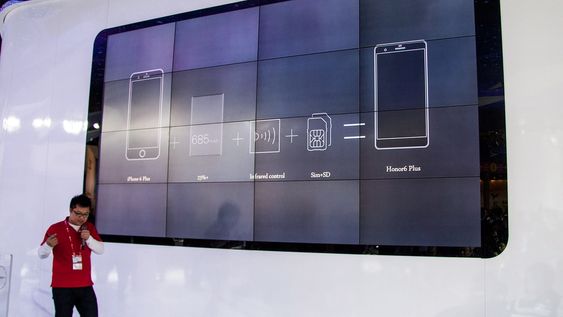 «iPhone 6 Plus + 23% mer batteri + IR-fjernkontroll + SD/SIM-kort = Honor 6 Plus» 
