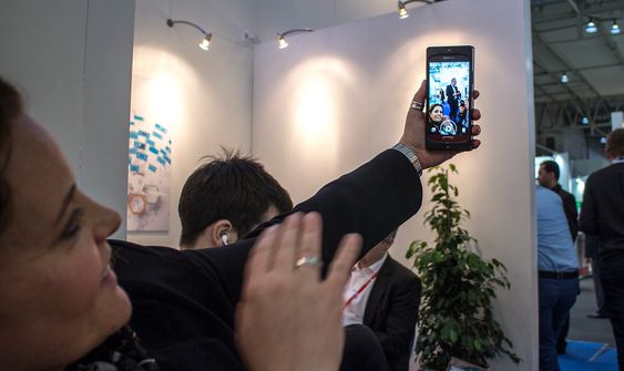 Tar en selfie: adm. dire. i Elliptic Labs, Laila Danielsen demonstrerer hvor enkelt det er å ta en selfi med en liten håndbevegelse. I deler av Asia er 90 prosent av alle bilden de tar selvportretter.  