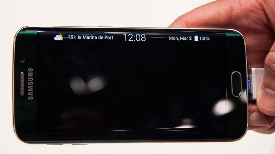 Siden av skjermen på S6 Edge kan brukes til klokke, vise værmelding og status. 