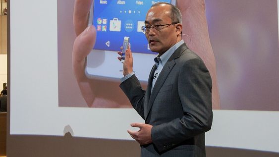 Hiroki Totoki, president & CEO Sony Mobile Communications viser frem den nye Sony Xperia M4 Aqua. 