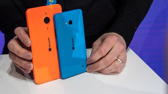 Lumia 640 XL (oransje) har skjerm på 5,7 tommer, mens Lumia 640 har fem tommers skjerm. Begge har LCD-paneler med 1280 x 720 pikslers oppløsning. 
