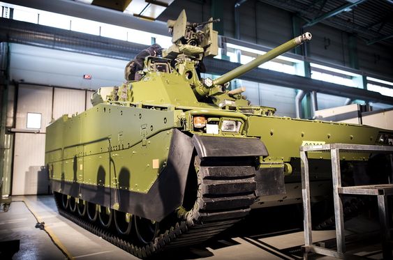 Denne CV90 stormpanservogna (SPV2) er den første serievogna som BAE Systems Hägglunds leverte til Forsvarets logistikkorganisasjon tirsdag. 