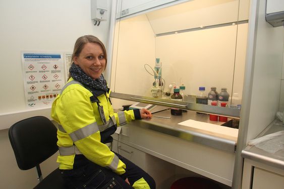 I det nye laboratoriet tilknyttet oljevernsenteret til Kystverket i Horten, kan rådgiver Birgitte Brockstedt Kvamme  blande alle typer emulsjoner utstyret skal testes på. 