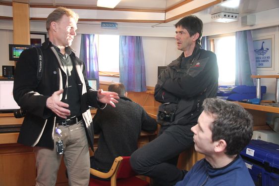 Salgssjef for Subsea Monitoring i Kongsberg Maritime, Arild Brevik diskuterer med Norteks utviklingssjef Morten Jørgensen (stående) og  Martin Alvsaker.  