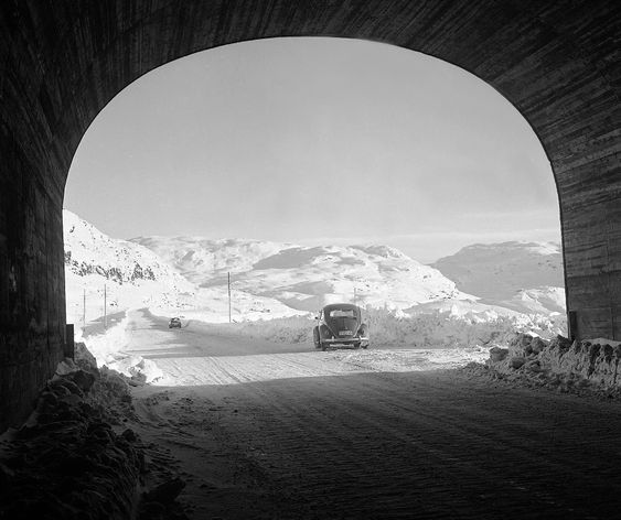 HAUKELI November 1967 Helårsveien Røldal / Haukeli er åpen for første gang vinteren 1967-1968. Her fra en av tunnelene med utsyn mot fjellheimen. Folkevogn i bildet. Foto: Kvaale / NTB / Scanpix 
