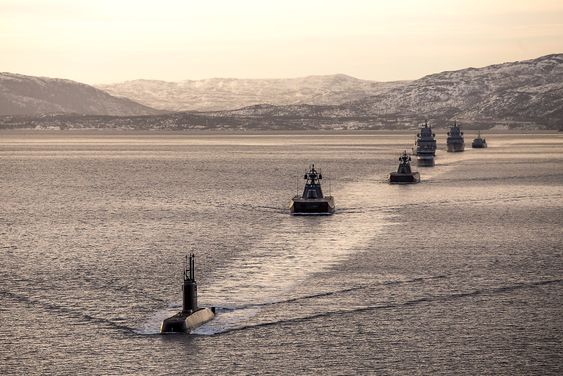 - Marinen og Kystvakten innfører en rekke nye plattformer, som vil øke effekten og utholdenheten i nasjonale og internasjonale operasjoner. På sikt vil moderniseringen av dagens fartøy og nye fartøy gi mulighet for nye løsninger innenfor overvåking, langtrekkende bekjempning og samvirke med ubemannede plattformer. Våre undervannsbåter representerer i så måte en strategisk viktig kapasitet og skal videreføres, heter det i Prop. 73 S.