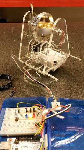 Skalamodell av en gyroskopisk stabilisator. Kontrollboks i forgrunnen.