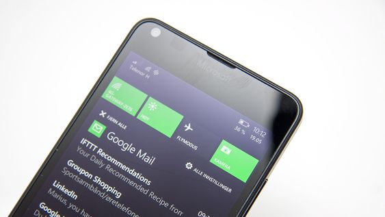 Windows Phone har med tiden fått en rekke forbedringer, inkludert en varselmeny med snarveier til ofte brukte funksjoner. 