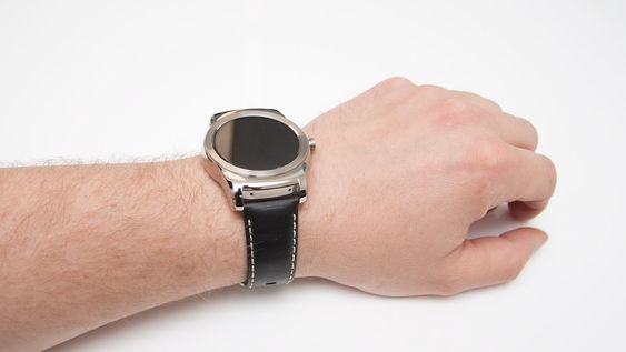 LG Watch Urbane kommer med klokkereim i lær. Denne kan byttes ut med vanlige reimer. 