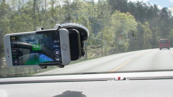 iOnRoad har en rekke nyttige funksjoner, som måling av avstanden til bilen foran deg. 