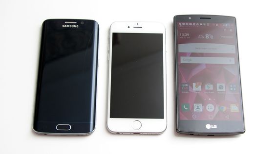 LG har ikke vært redde for å utforme G4 slik at den er litt større enn iPhone 6 (i midten) og Samsung Galaxy S6 Edge. 