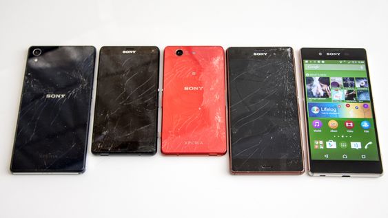 Vi sier ikke at Sonys Xperia-telefoner er lettknuste, men vi har knust overraskende mange. Fra venstre: Xperia Z1, to Xperia Z3 Compact, Xperia Z3 og en (foreløpig) uknust Xperia Z3+. 
