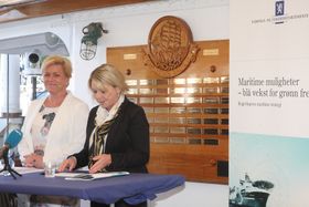 -Ikke enkelt! Det sa næringsminister Monica Mæland om å fortelle om regjeringens 71 tiltak i ny maritim strategi på 15 minutter. Finansminister Siv Jensen (t-.v)  hjalp til i noen minutter. 