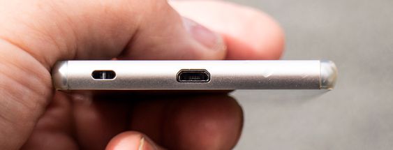 Ednelig åpen: Sony Xperia Z3+ har fått en åpen micro USB-port til tross for at den er like vanntett som forgjengeren. Men det kan nok lønne seg å tørke ut saltvannet i porten før man stikker inn laderen 
