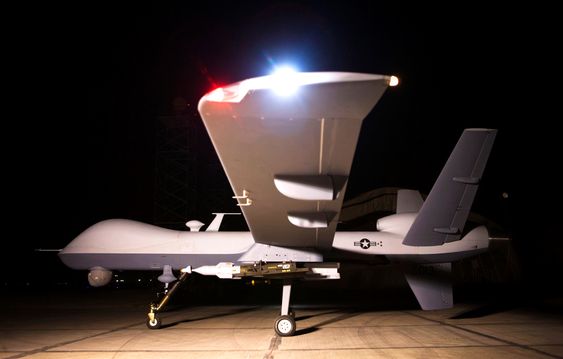 En MQ-9 Reaper på en base i Afghanistan der den opererer fra og vedliekholdes, mens den flys fra Creech Air Force Base i Nevada. I framtida kan også flygeren være i lufta, dog i et annet fly. 