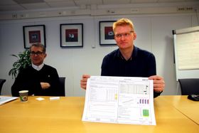 Ett ark: Daglig leder i Kongsberg Devotek, Frode Bergan, viser fram A3-arket som alltid skal utarbeides etter møter i de enkelte prosjektgruppene. 