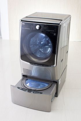 To i en: Mange sliter med å sortere vasken. Det trengs ikke med LGs nyue TwinWash. Den har to vaskemaskiner og de kan attpåtil vaske på halve tiden. 