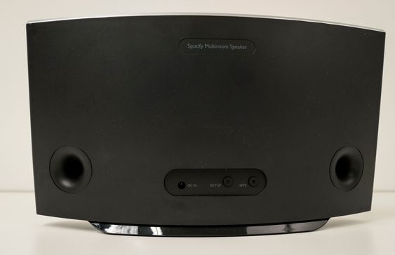 Bassrefleks: Philips SW700M har en svært enkel bakside. Et par knapper for wifi-oppsettet og to åpninger for bassrefleks 