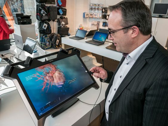 Du ser ikke hva jeg ser: Det er ikke så lett å vise i 2D hva direktør i HP Norge, Verner Hølleland ser på skjermen i 3D, men vi har sett det og ble imponert.  