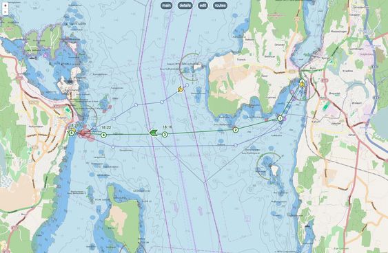 Horten til venstre og Moss til høyre. Eget skip er merket grønt og "waypoints" er markert med nummer og tid skipet vil være der. Andres skip vises i gult. De røde sirklene marker kollisjonsfare. Kapteinen vil også få lydvarsel.