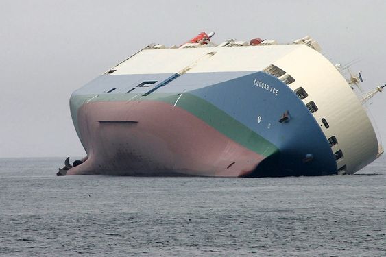 Japanske Cougar Ace fikk slagside på 60 grader og forliste utenfor Alaska i 2006. Skipet ble reddet, men lasten på over 5000 Mazdaer ble ødelagt. 