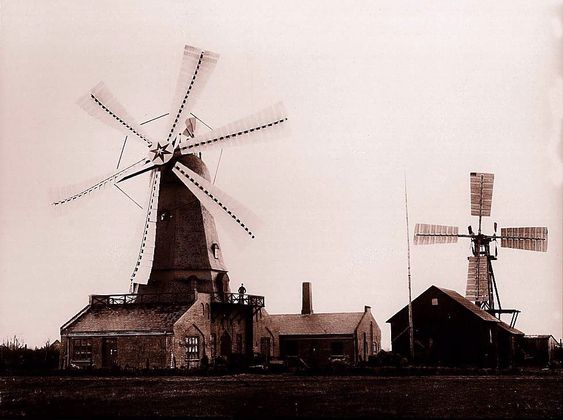 Professor Poul la Cour revolusjonerte vindkraftteknoloigen. Bildet viser datidens mest avanserte vindmølle, testturbinen i Askov i 1857. 