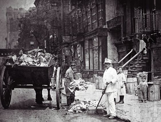 Det var riktignok mindre embalasje den gangen. Men gatene var fulle av søppel før i tida også. Her fra New York rundt århundreskiftet 1800 til 1900. 