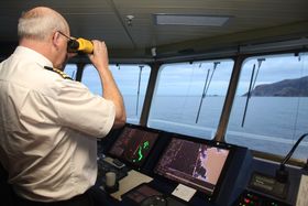 Kaptein Ole Johan Andreassen på hurtigruteskipet Nordlys fører skipete i sikk-sakk forbi grunner og skjær utenfor Stad på en unormalt stille novemberdag..