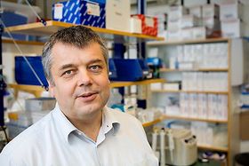 Dag Erik Undlien er professor og avdelingsleder ved Avdeling for medisinsk genetikk, Oslo Universitetssykehus og Universitetet i Oslo.  