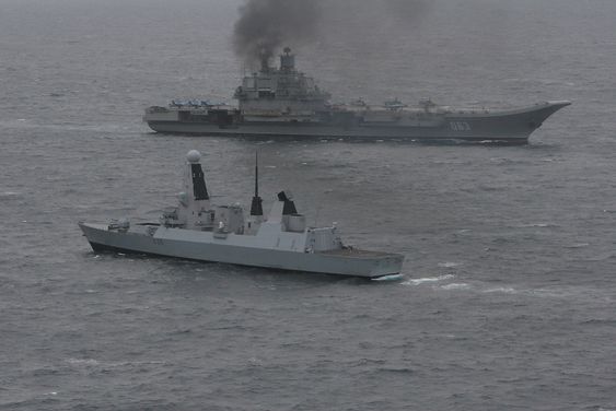 Det russiske hangarskipet Admiral Kuznetsov på vei nordover i Den engelske kanalen i mai 2014, der det følges av en britisk Type 45-jager. 